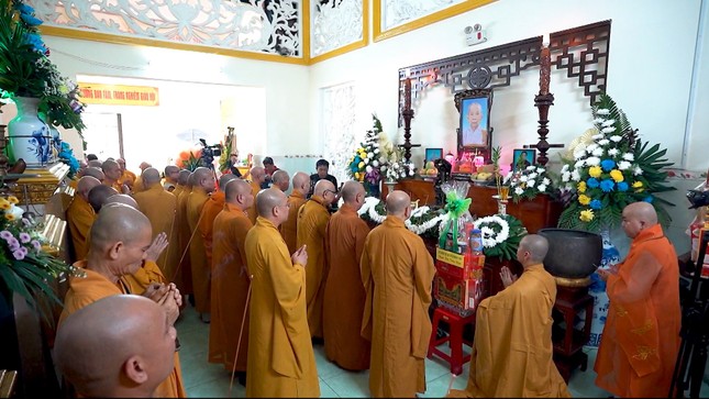 Trước khi diễn ra Lễ công bố quyết định bổ nhiệm trụ trì chùa Quang Minh, chư tôn giáo phẩm đã thắp hương tưởng niệm cố Ni trưởng Thích nữ Như Chánh nhân húy nhật lần thứ nhất