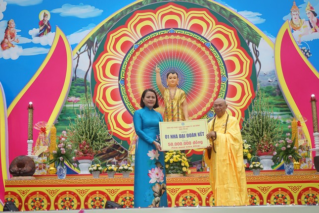 Trao bảng tượng trưng hỗ trợ 50 triệu đồng xây nhà Đại đoàn kết Trao bảng tượng trưng hỗ trợ 50 triệu đồng xây nhà Đại đoàn kết