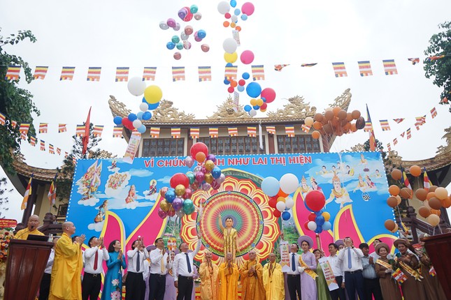 Thả bóng bay cầu nguyện hòa bình Thả bóng bay cầu nguyện hòa bình