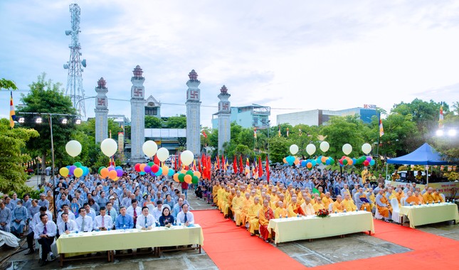 Đông đảo chư tôn đức Tăng Ni, đại biểu, Phật tử tham dự lễ