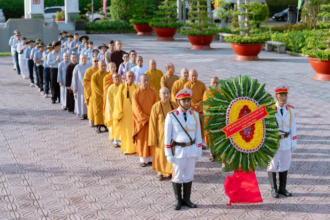 Chư Tăng Ni, Phật tử đặt vòng hoa, dâng hương tại Khu tưởng niệm Hồ Chí Minh Chư Tăng Ni, Phật tử đặt vòng hoa, dâng hương tại Khu tưởng niệm Hồ Chí Minh
