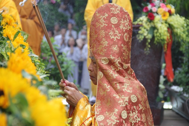 Trưởng lão Hòa thượng Thích Đức Thanh niêm hương bạch Phật