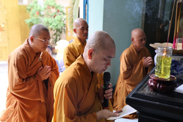 Thượng tọa Thích Trí Thanh dâng lời tác bạch Thượng tọa Thích Trí Thanh dâng lời tác bạch