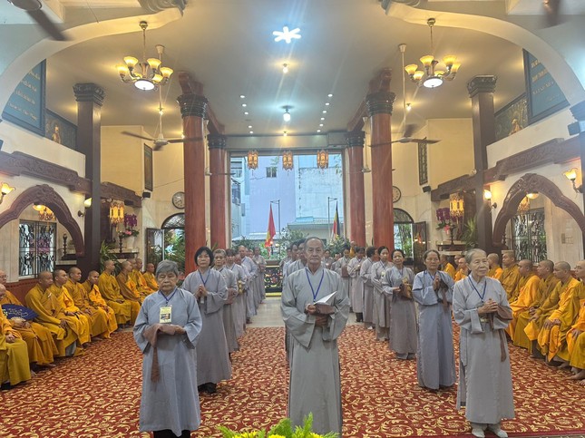 Đại diện đạo tràng Phật tử tác bạch, nương Đại Tăng tu học trong 3 tháng an cư