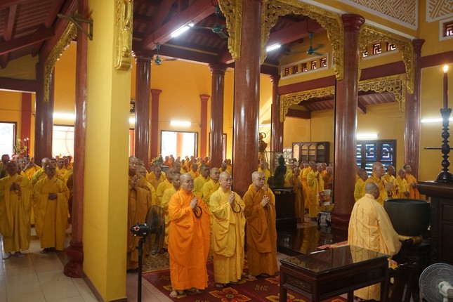 Chư tôn đức niêm hương đảnh lễ Tam bảo Chư tôn đức niêm hương đảnh lễ Tam bảo