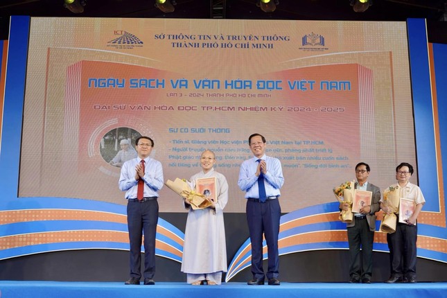 Chủ tịch UBND TP.HCM Phan Văn Mãi và Giám đốc Sở Thông tin Truyền thông Lâm Đình Thắng trao biểu tượng, hoa chúc mừng Đại sứ Văn hóa đọc cho Sư cô Thích nữ Hạnh Đức Chủ tịch UBND TP.HCM Phan Văn Mãi và Giám đốc Sở Thông tin Truyền thông Lâm Đình Thắng trao biểu tượng, hoa chúc mừng Đại sứ Văn hóa đọc cho Sư cô Thích nữ Hạnh Đức