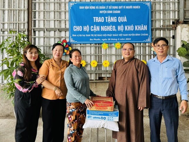 Đại đức Thích Quang Hội trao quà từ thiện tại xã Đa Phước, H.Bình Chánh Đại đức Thích Quang Hội trao quà từ thiện tại xã Đa Phước, H.Bình Chánh