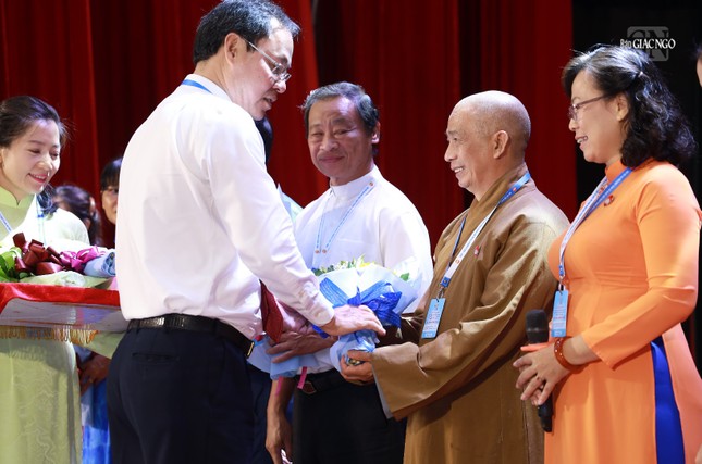 Ông Nguyễn Thành Trung, Phó Chủ tịch Thường trực Ủy ban MTTQVN TP.HCM tặng hoa chúc mừng đến Thượng tọa Thích Tâm Chơn Ông Nguyễn Thành Trung, Phó Chủ tịch Thường trực Ủy ban MTTQVN TP.HCM tặng hoa chúc mừng đến Thượng tọa Thích Tâm Chơn