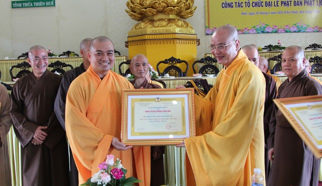 Các cá nhân tham gia Tuần lễ Phật đản được tuyên dương tại Hội nghị tổng kết