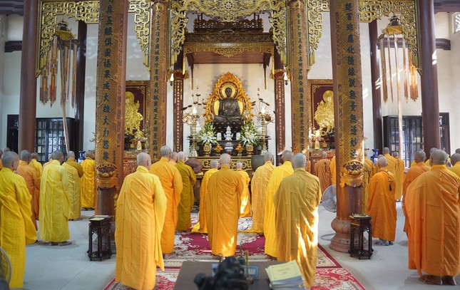 Đại chúng đảnh lễ Tam bảo