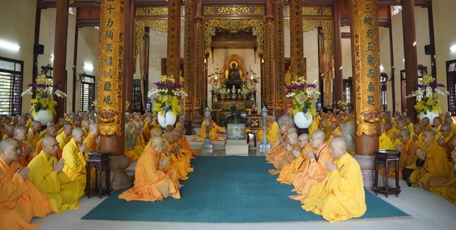 Đại chúng trang nghiêm thính giới