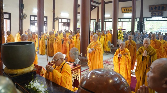 Trưởng lão Hòa thượng Thích Chơn Hương niêm hương bạch Phật