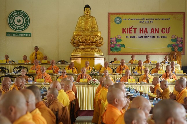 Chư tôn Trưởng lão Hòa thượng quá đường tập trung cùng chư Tăng