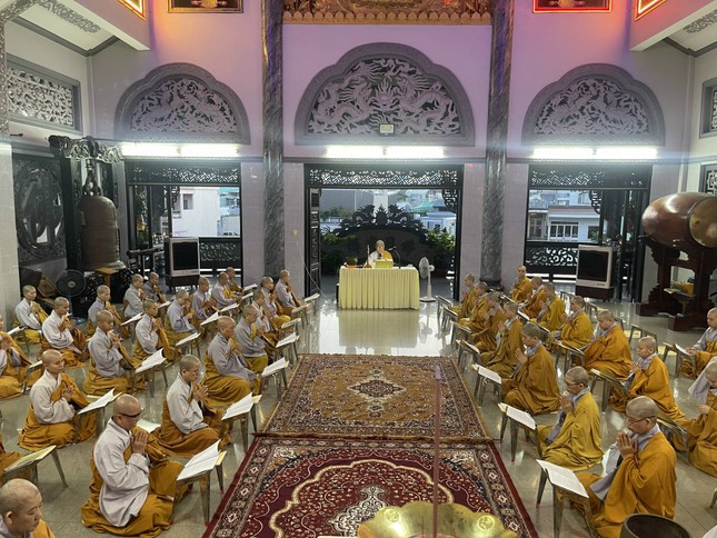 Chư hành giả Ni tụng giới tại trường hạ tổ đình Kim Sơn Chư hành giả Ni tụng giới tại trường hạ tổ đình Kim Sơn