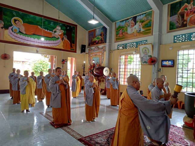 Chư hành giả Ni cử hành lễ Bố-tát tại trường hạ chùa Huyền Long