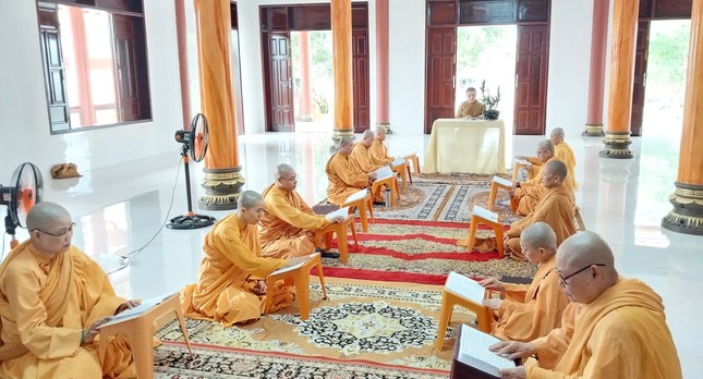 Chư Ni hệ phái Khất sĩ trùng tuyên giới bổn Tỳ-kheo-ni