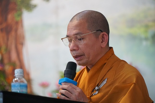 Thượng tọa Thích Tỉnh Thuần đọc diễn văn khai mạc
