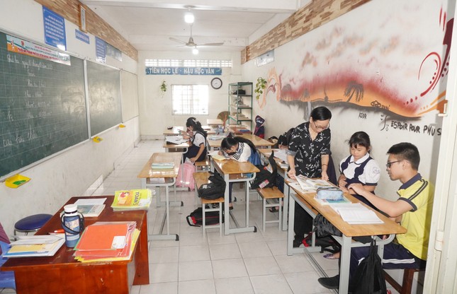 Cô Xuân Quỳnh trong một buổi hướng dẫn các em học sinh lớp 5