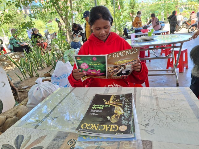 Em say sưa đọc Báo Giác Ngộ Em say sưa đọc Báo Giác Ngộ