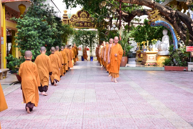 Kinh hành trong khuôn viên tịnh xá Lộc Uyển