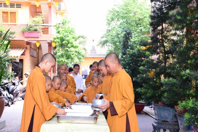 Các chú lấy thức ăn chuẩn bị cho thời quá đường