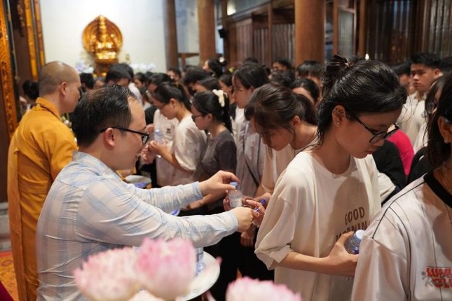 Các bạn tham dự nhận quà từ Ban Tổ chức Các bạn tham dự nhận quà từ Ban Tổ chức