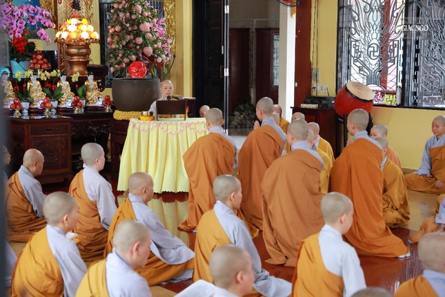 Ni trưởng Thích nữ Hạnh Tịnh tụng giới Sa-di và Thức-xoa