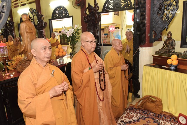 Chư tôn giáo phẩm niêm hương