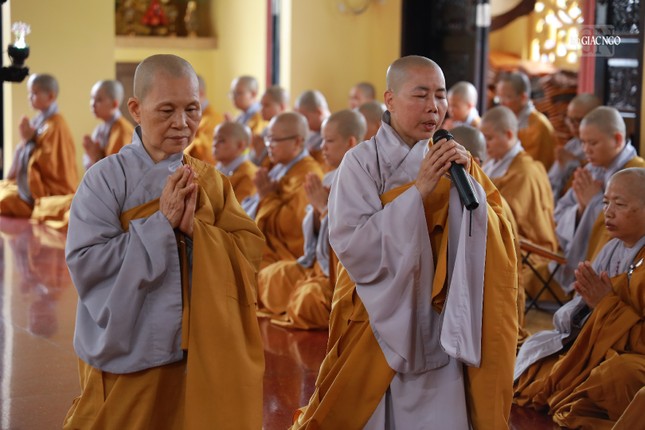 Ni sư Thích nữ Như Thảo chuyển lời giáo giới của Đại Tăng đến toàn thể đại chúng