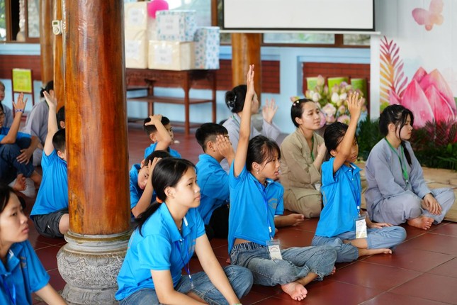 Hăng hái giơ tay phát biểu