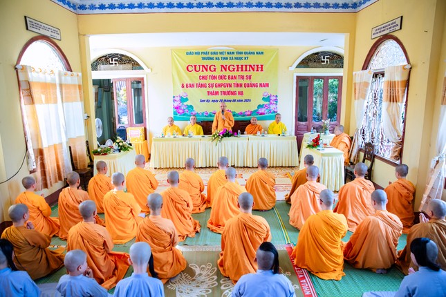 Trường hạ tịnh xá Ngọc Kỳ có 24 Tỳ-kheo-ni, 2 Thức-xoa, 2 tập sự và 5 điệu