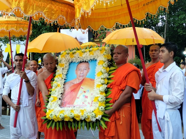 Cung thỉnh di ảnh Trưởng lão Hòa thượng rời Giác linh đường Cung thỉnh di ảnh Trưởng lão Hòa thượng rời Giác linh đường