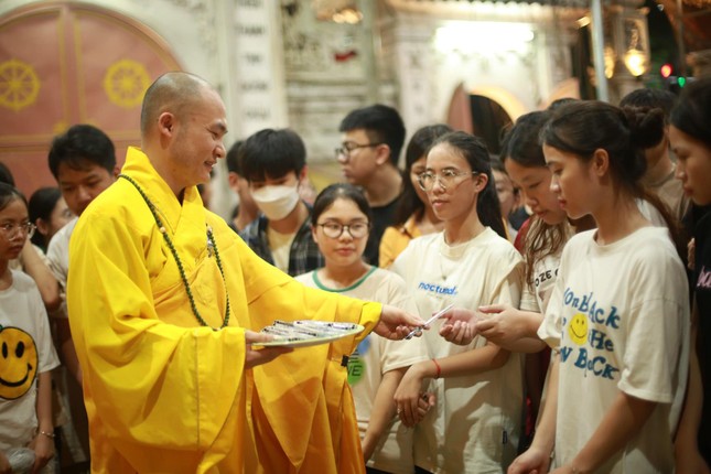 Tặng bút, chuỗi hạt treo tay đến các em học sinh Tặng bút, chuỗi hạt treo tay đến các em học sinh