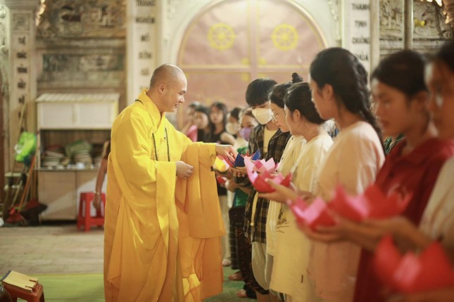 Thắp hoa đăng cầu nguyện Thắp hoa đăng cầu nguyện