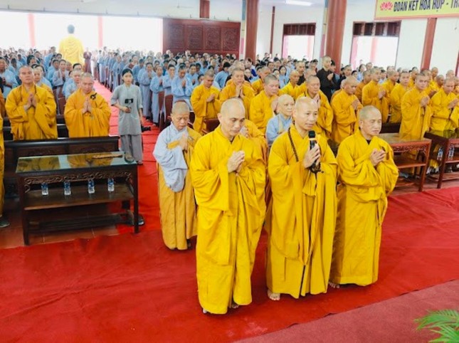 Đại diện hành giả an cư dâng lời tác bạch Đại diện hành giả an cư dâng lời tác bạch