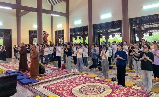 Thành kính đảnh lễ Tam bảo