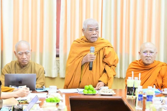 Hòa thượng Thích Giác Toàn chủ trì phiên họp Hòa thượng Thích Giác Toàn chủ trì phiên họp