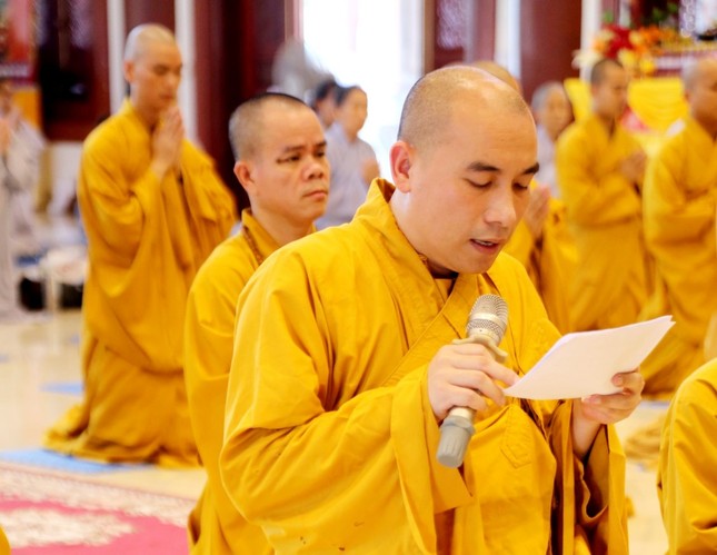 Đại đức Thích Tuệ Minh dâng lời tác bạch Đại đức Thích Tuệ Minh dâng lời tác bạch