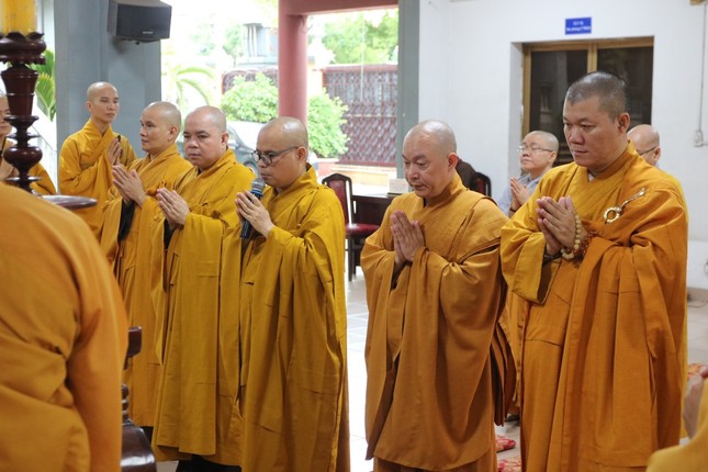 Đại đức Thích Thiện Châu khải bạch thăm hỏi và cúng dường hội hạ an cư