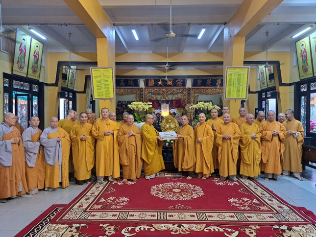 Thượng tọa Thích Thiện Bửu trao phẩm vật cúng dường trường hạ tổ đình Vĩnh Nghiêm