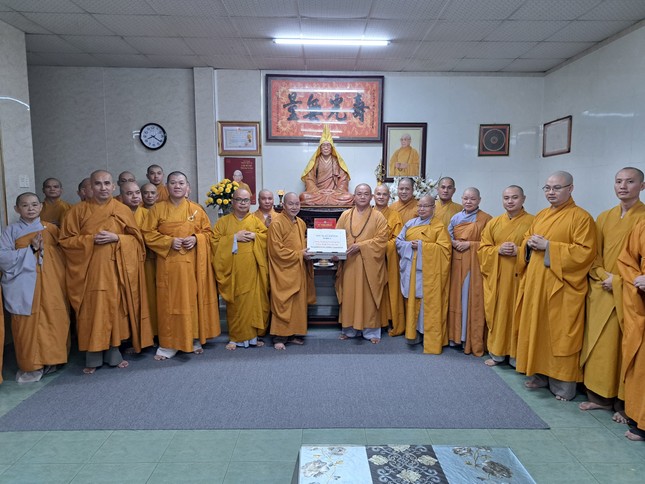 Trao cúng dường tịnh tài, tịnh vật tại trường hạ chùa Xá Lợi