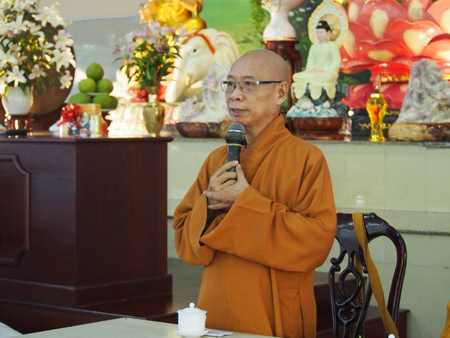 Hòa thượng Thích Huệ Minh sách tấn hành giả an cư tại Học viện Phật giáo VN tại TP.HCM