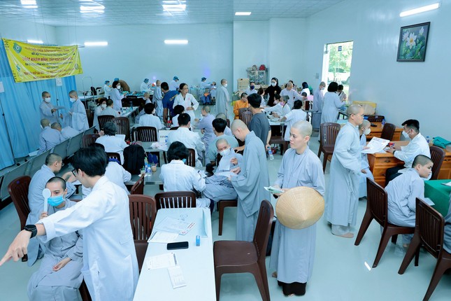 Quang cảnh buổi khám bệnh tổng quát cho các Ni sinh Quang cảnh buổi khám bệnh tổng quát cho các Ni sinh