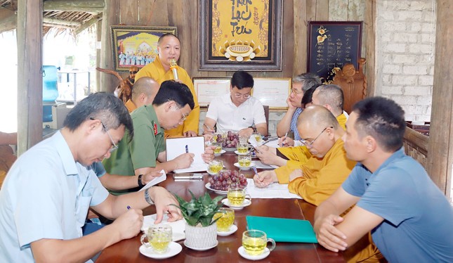 Đại đức Thích Tâm Hiện báo cáo với đoàn công tác về tiến độ và các điều kiện chuẩn bị cho khóa tu Đại đức Thích Tâm Hiện báo cáo với đoàn công tác về tiến độ và các điều kiện chuẩn bị cho khóa tu