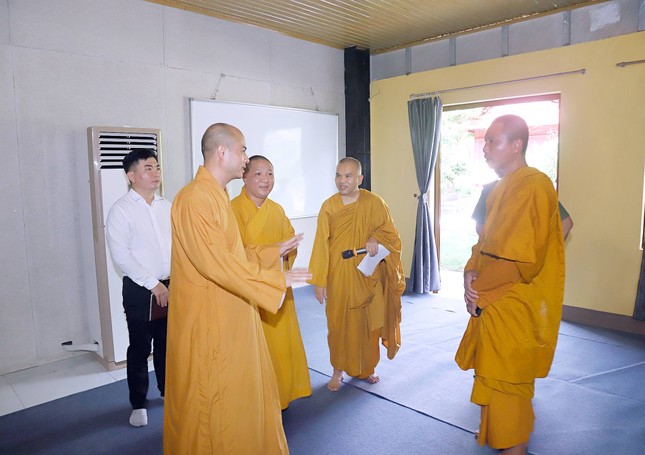 Hướng dẫn đoàn kiểm tra phòng nghỉ của các tu sinh Hướng dẫn đoàn kiểm tra phòng nghỉ của các tu sinh