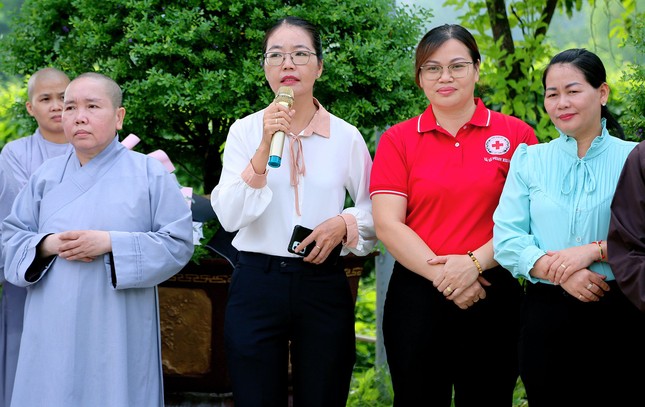 Chủ tịch Ủy ban MTTQVN xã Lê Minh Xuân Nguyễn Thị Hoàng Oanh phát biểu tri ân