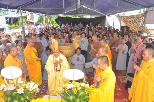 Chư tôn đức cử hành khóa lễ cầu nguyện, sái tịnh, an vị tôn tượng Bồ-tát Quán Thế Âm