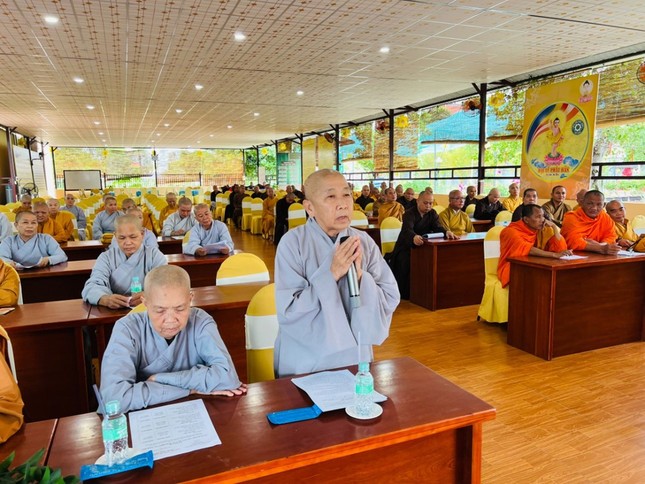Chư Ni phát biểu ý kiến tại hội nghị