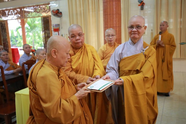 Ni trưởng Thích nữ Như Diệu trao cúng dường đến chư Ni tại hạ trường tịnh xá Ngọc Phú