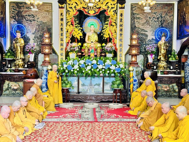 Trưởng lão Hòa thượng Huệ Minh sách tấn chư hành giả an cư Trưởng lão Hòa thượng Huệ Minh sách tấn chư hành giả an cư